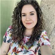 Profesora de matematicas imparte clase a todos los niños menores de 16 años